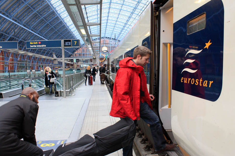 Boarding-Eurostar-train-with-snowbaoard-bag